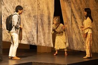 KAAT神奈川芸術劇場プロデュース「ライカムで待っとく」より。（撮影：引地信彦）