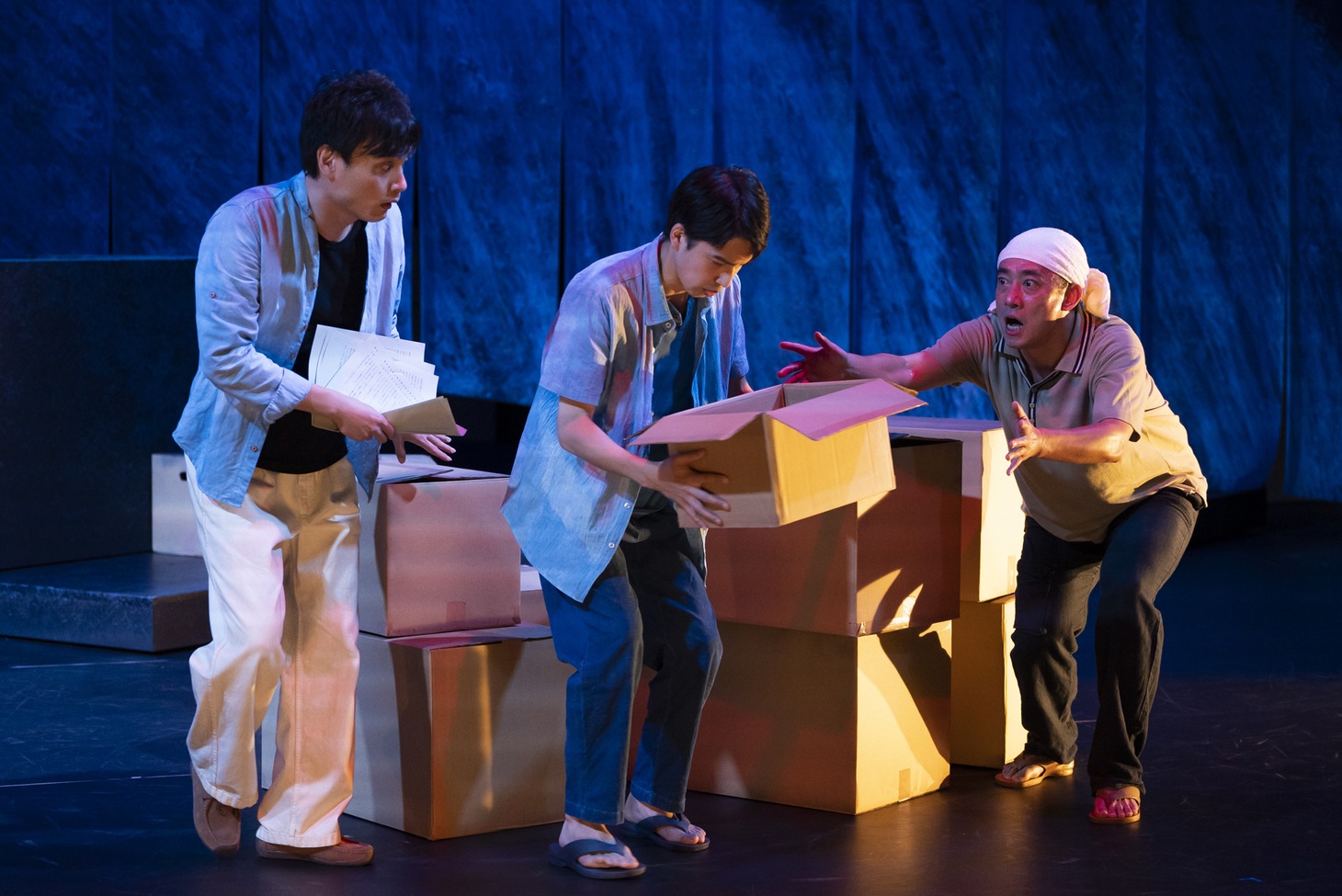 KAAT神奈川芸術劇場プロデュース「ライカムで待っとく」より。（撮影：引地信彦）