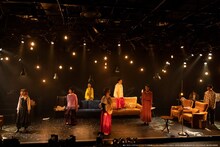 趣向 みえないこどもたちvol.4「パンとバラで退屈を飾って、わたしが明日も生きることを耐える。」より。（撮影：牧野智晃）