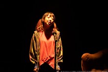 趣向 みえないこどもたちvol.4「パンとバラで退屈を飾って、わたしが明日も生きることを耐える。」より。（撮影：牧野智晃）