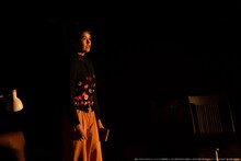 趣向 みえないこどもたちvol.4「パンとバラで退屈を飾って、わたしが明日も生きることを耐える。」より。（撮影：牧野智晃）