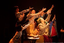 趣向 みえないこどもたちvol.4「パンとバラで退屈を飾って、わたしが明日も生きることを耐える。」より。（撮影：牧野智晃）