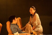 趣向 みえないこどもたちvol.4「パンとバラで退屈を飾って、わたしが明日も生きることを耐える。」より。（撮影：牧野智晃）