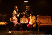 趣向 みえないこどもたちvol.4「パンとバラで退屈を飾って、わたしが明日も生きることを耐える。」より。（撮影：牧野智晃）