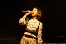 趣向 みえないこどもたちvol.4「パンとバラで退屈を飾って、わたしが明日も生きることを耐える。」より。（撮影：牧野智晃）