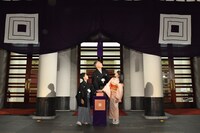 歌舞伎座ライトアップ点灯式より、左から市川新之助、市川團十郎、市川ぼたん。(c)松竹