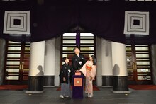 歌舞伎座ライトアップ点灯式より、左から市川新之助、市川團十郎、市川ぼたん。(c)松竹