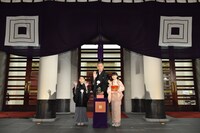 歌舞伎座ライトアップ点灯式より、左から市川新之助、市川團十郎、市川ぼたん。(c)松竹