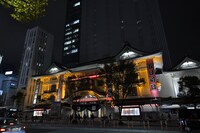 柿色にライトアップされた歌舞伎座。(c)松竹