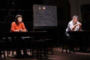 ラッパ屋 第47回公演「君に贈るゲーム」サイコロチームの様子。(撮影:木村洋一)