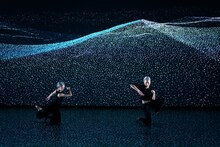 梅田宏明「indivisible substance」より。（Photo by Sugawara Kota）