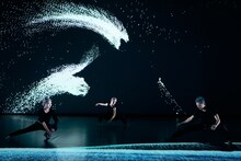 梅田宏明「indivisible substance」より。（Photo by Sugawara Kota）