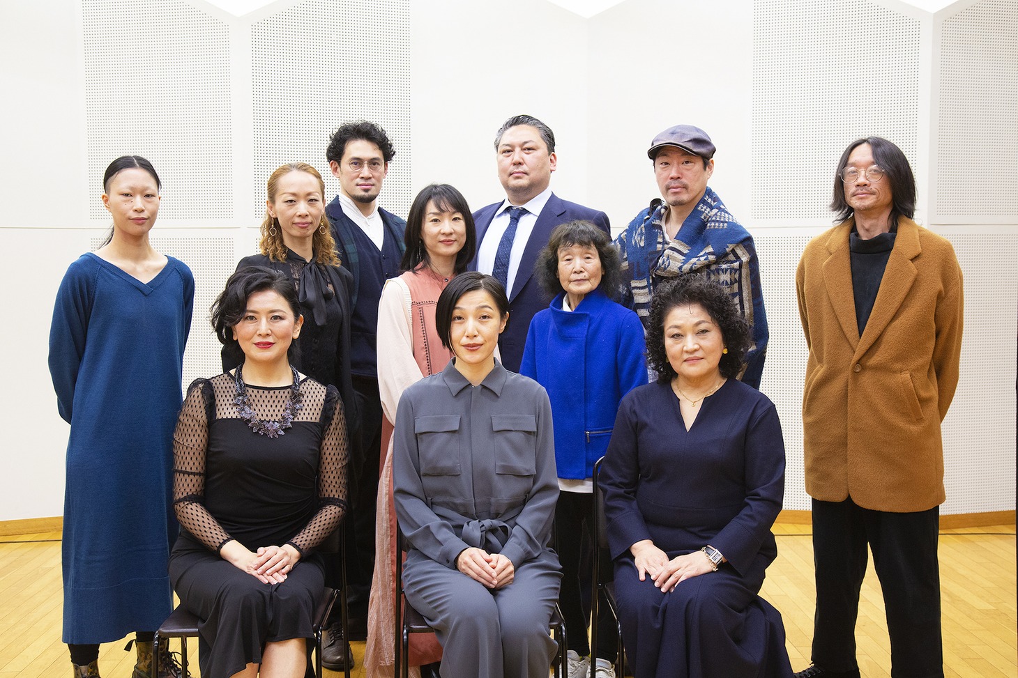 歌劇「田舎騎士道（カヴァレリア・ルスティカーナ）」の出演者と上田久美子（下段中央）。（Photo by 2/FaithCompany）