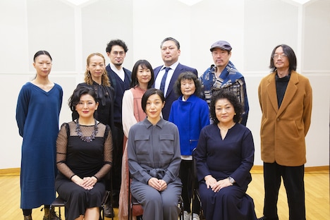 歌劇「田舎騎士道(カヴァレリア・ルスティカーナ)」の出演者と上田久美子(下段中央)。(Photo by 2/FaithCompany)