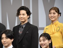 後列左から木内健人、朝夏まなと。