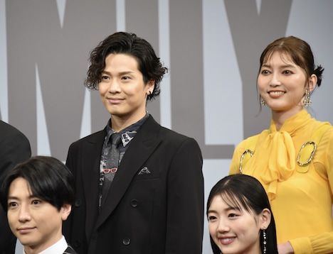 後列左から木内健人、朝夏まなと。