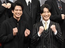 ガッツポーズをする森崎ウィン（左）、鈴木拡樹（右）。