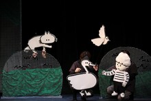 人形劇団プーク「ピーターとおおかみ」より。