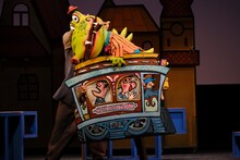 人形劇団プーク「わにがまちにやってきた」より。