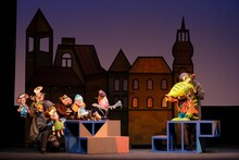 人形劇団プーク「わにがまちにやってきた」より。