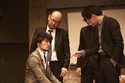 とくお組 第27回公演「スナイパーズ」より。（撮影：山崎伸康）