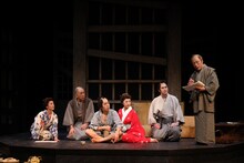 加藤健一事務所 vol.113「夏の盛りの蟬のように」より。（撮影：石川純）