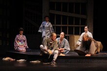 加藤健一事務所 vol.113「夏の盛りの蟬のように」より。（撮影：石川純）