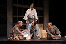 加藤健一事務所 vol.113「夏の盛りの蟬のように」より。（撮影：石川純）