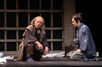 加藤健一事務所 vol.113「夏の盛りの蟬のように」より。（撮影：石川純）