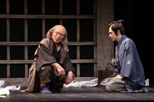 加藤健一事務所 vol.113「夏の盛りの蟬のように」より。（撮影：石川純）