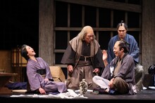 加藤健一事務所 vol.113「夏の盛りの蟬のように」より。（撮影：石川純）