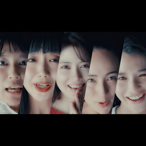 女優倶楽部の新作ミュージックビデオ「Guess What? It’s Christmas!」より。