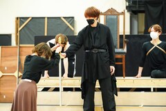 王とは、血筋とは…ミュージカル「キングアーサー」浦井健治らが歌唱シーンを披露