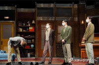 「ミュージカル『ダブル・トラブル』2022-23冬」開幕直前取材会より、タップダンスの上達を褒められ「あざっす！」と頭を下げる室龍太（左）。