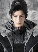 松田岳扮する織田信長。