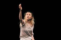 ダンスクロス 岡本優「OBEY to Supreme」より。（撮影：菅原康太）