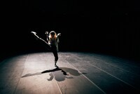 ダンスクロス 岡本優「OBEY to Supreme」より。（撮影：菅原康太）