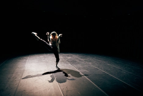 ダンスクロス 岡本優「OBEY to Supreme」より。（撮影：菅原康太）