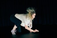 ダンスクロス 岡本優「OBEY to Supreme」より。（撮影：菅原康太）