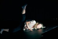 ダンスクロス 岡本優「OBEY to Supreme」より。（撮影：菅原康太）