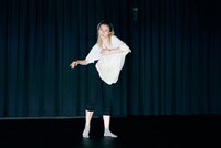 ダンスクロス 岡本優「OBEY to Supreme」より。（撮影：菅原康太）