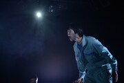 旗揚げ百周年記念公演 其のよん 中野坂上デーモンズ 第23回「十三月の混沌」より。(撮影:柴田鷹雄)