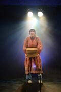 旗揚げ百周年記念公演 其のよん 中野坂上デーモンズ 第23回「十三月の混沌」より。(撮影:柴田鷹雄)