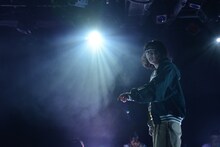 旗揚げ百周年記念公演 其のよん 中野坂上デーモンズ 第23回「十三月の混沌」より。（撮影：柴田鷹雄）