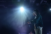 旗揚げ百周年記念公演 其のよん 中野坂上デーモンズ 第23回「十三月の混沌」より。(撮影:柴田鷹雄)