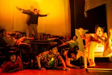 劇団「地蔵中毒」第十六回公演 無教訓意味なし演劇 vol.16「つちふまず返却観音 2022～テトラポッドの着払い～」より。（撮影：塚田史香）