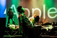 劇団「地蔵中毒」第十六回公演 無教訓意味なし演劇 vol.16「つちふまず返却観音 2022～テトラポッドの着払い～」より。（撮影：塚田史香）