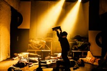 劇団「地蔵中毒」第十六回公演 無教訓意味なし演劇 vol.16「つちふまず返却観音 2022～テトラポッドの着払い～」より。（撮影：塚田史香）