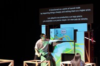 神里雄大 / 岡崎藝術座「イミグレ怪談」東京公演より。（撮影：前谷開）