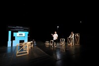 神里雄大 / 岡崎藝術座「イミグレ怪談」東京公演より。（撮影：前谷開）